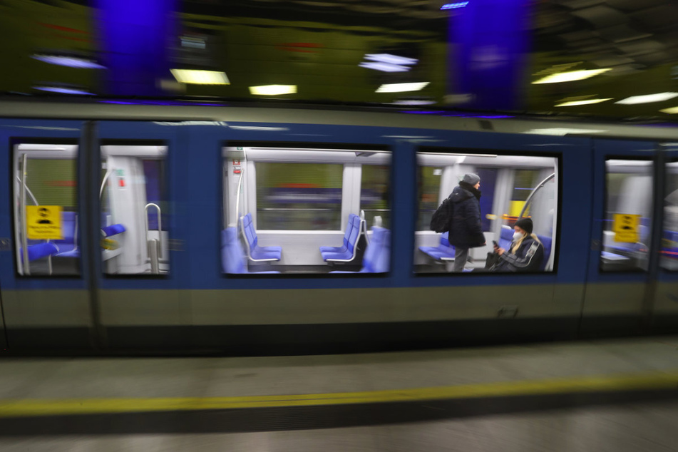 Beim Einfahren der U5 in München ist am Dienstag eine Frau vor die einfahrende U-Bahn gestürzt und lebensgefährlich verletzt worden. (Symbolbild)