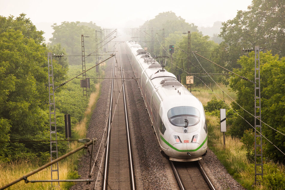 Aktuell stocken die Planungen für den Ausbau des Bahnverkehrs zwischen Bayern und Sachsen. Sechs Städte fordern eine Beschleunigung bei den Anpassungen.