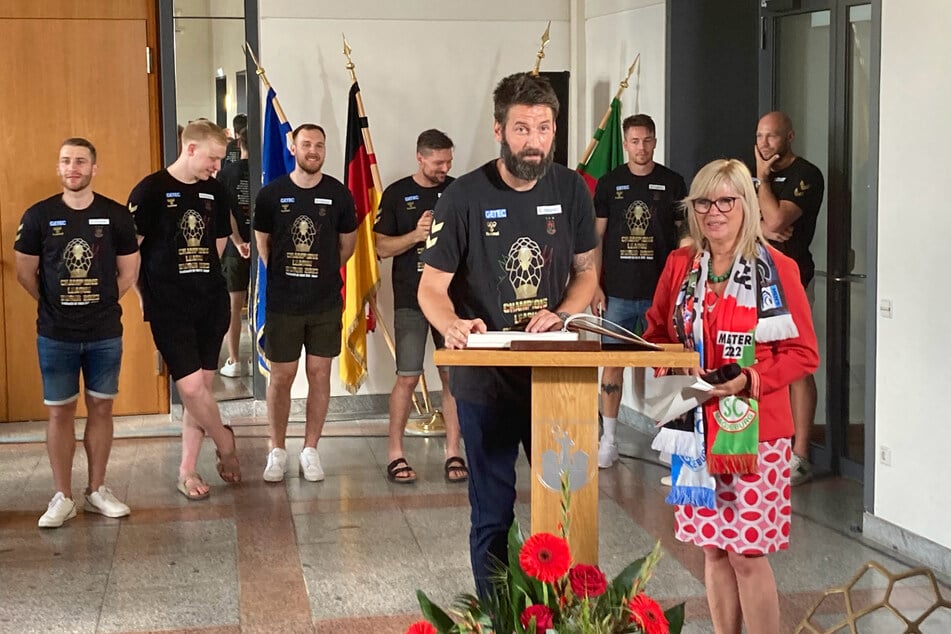 Das gesamte Team des SC Magdeburg, darunter Trainer Bennet Wiegert (41), durften sich am Montag ins goldene Buch der Stadt Magdeburg eintragen.