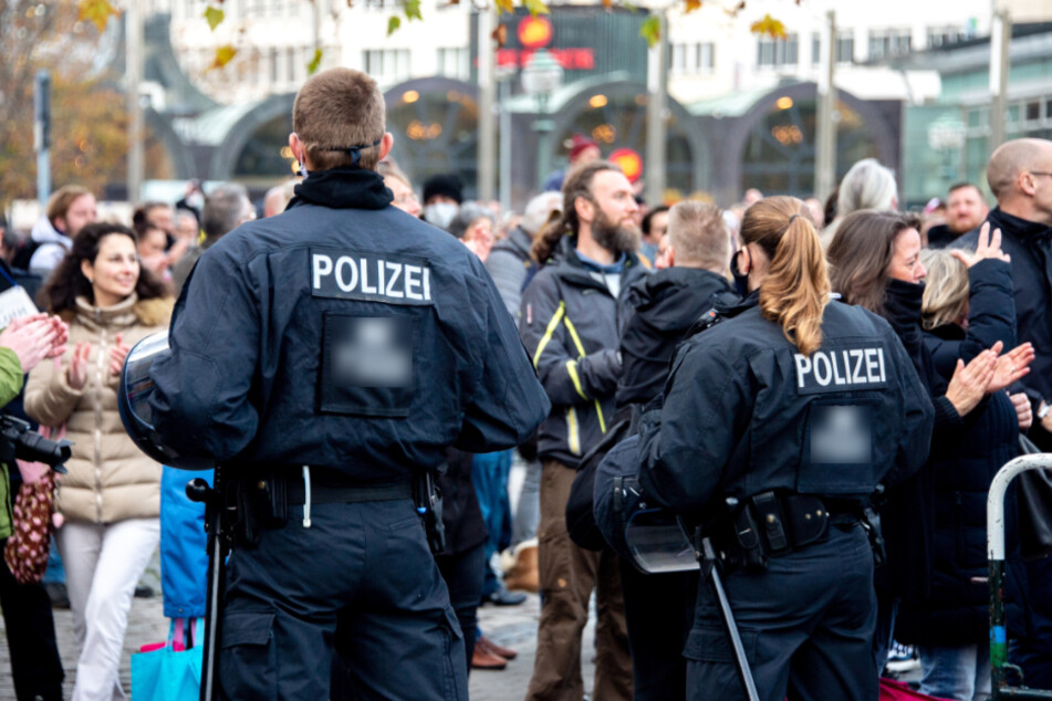 Das Duo wurde am 6. Dezember im Rahmen einer Querdenker-Demo in Düsseldorf von der Polizei festgenommen.