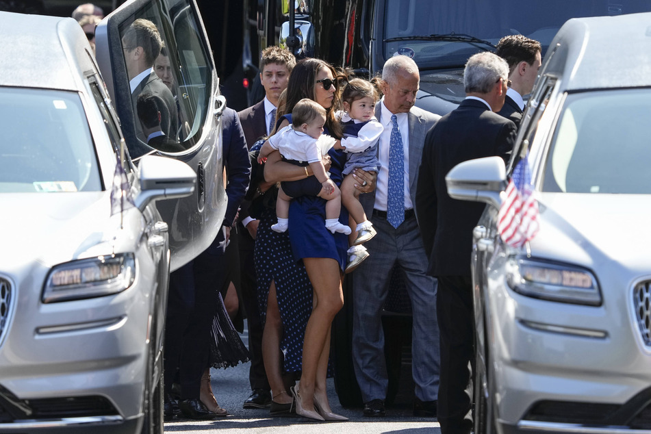 Meredith Gaudreau mit den beiden Kindern Noa (1, r.) und Johnny Edward (11 Monate, l.) auf dem Arm.