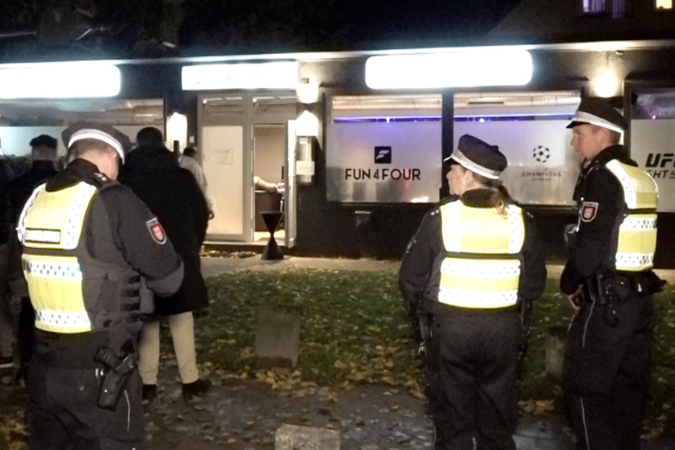 Zahlreiche Einsatzkräfte der Polizei rückten in der Nacht zu der Sportsbar in Hamburg-Eidelstedt aus.