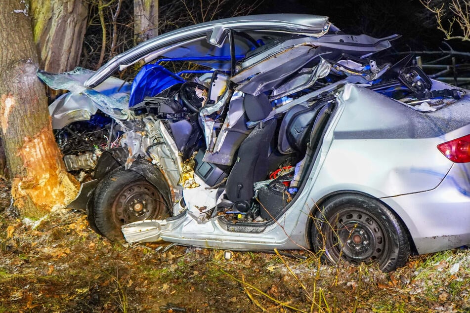 Ein 32 Jahre alter Mazda-Fahrer hat auf der B85 im Landkreis Schwandorf die Kontrolle über seinen Wagen verloren - mit tödlichen Folgen.