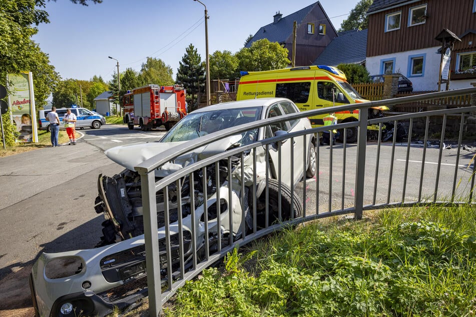 Es kam zum Zusammenstoß zwischen einem Citroën und einem Krankenwagen.