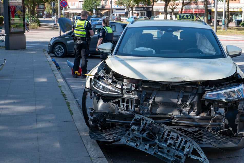 Taxi kollidiert bei heftigem Unfall mit Peugeot: Mehrere Verletzte