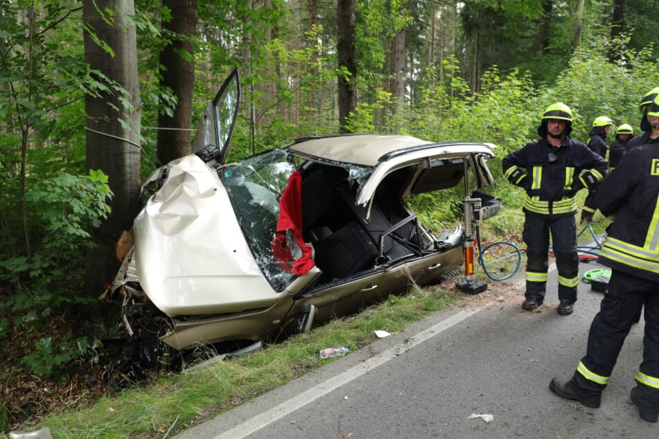 Der schwer verletzte Suzuki-Fahrer konnte durch die Feuerwehr aus dem Auto befreit werden.