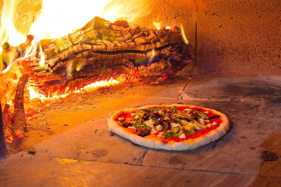 Im Pizzahaus Westerhüsen werden die Pizzen frisch im Steinofen gebacken. (Symbolbild)