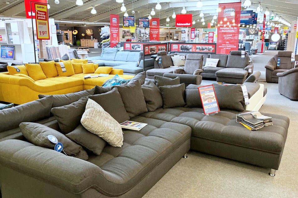 Bei ROLLER in Hamburg (Halstenbek und Harburg) gibt's am Sonntag (4.1.) bis zu 1000 Euro Rabatt auf Möbel und vieles mehr.²