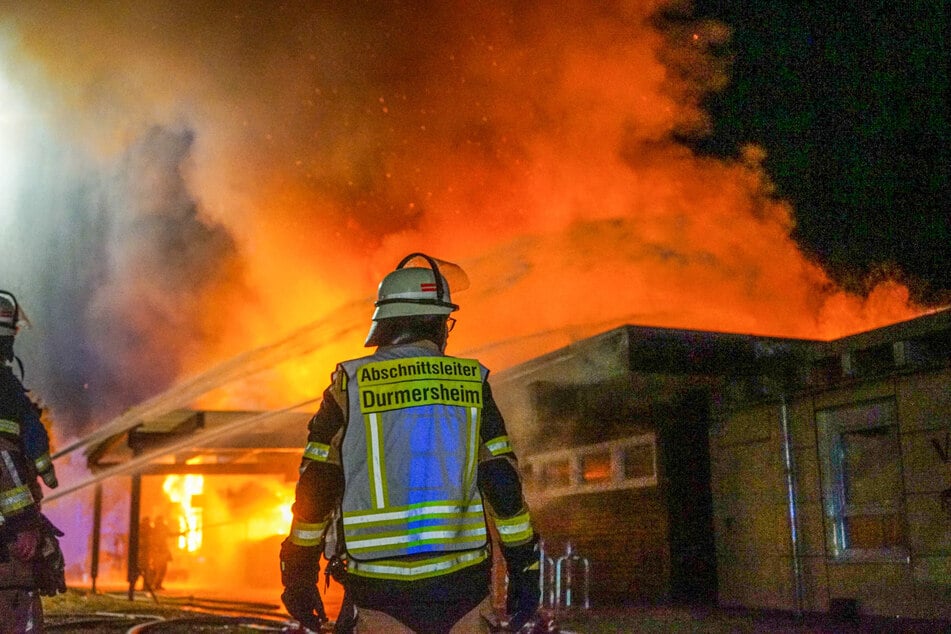 Trotz stundenlanger Löscharbeiten konnten die Einsatzkräfte das Feuer nicht löschen.