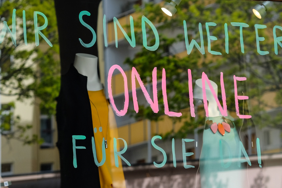 "Wir sind weiter online für sie da!" steht während der Coronakrise an der Schaufensterscheibe eines Modegeschäfts.