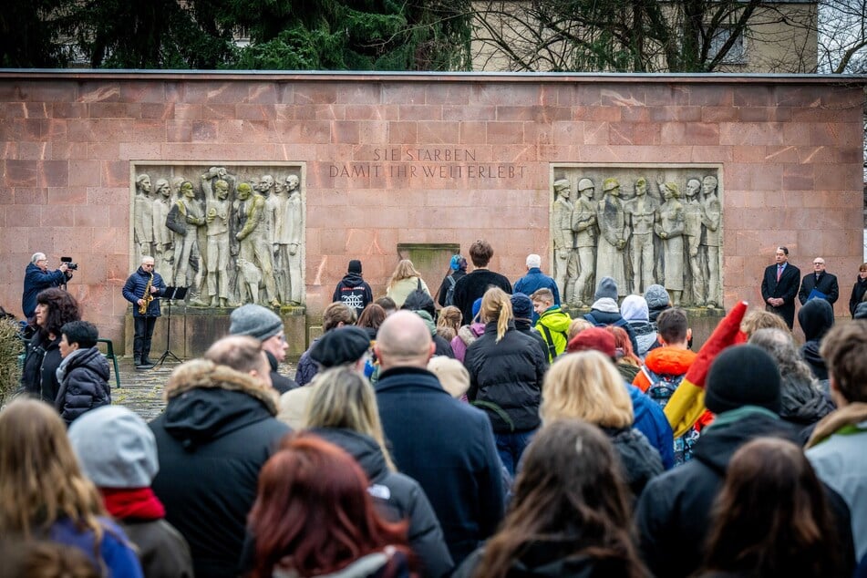 Am Montag fand die Gedenkveranstaltung für die Opfer des Nationalsozialismus am Mahnmal im Park der Opfer des Faschismus in Chemnitz statt.