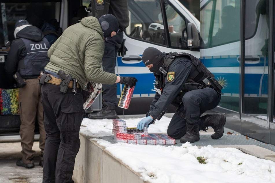 Auch etliche Stangen Zigaretten wurden sichergestellt.