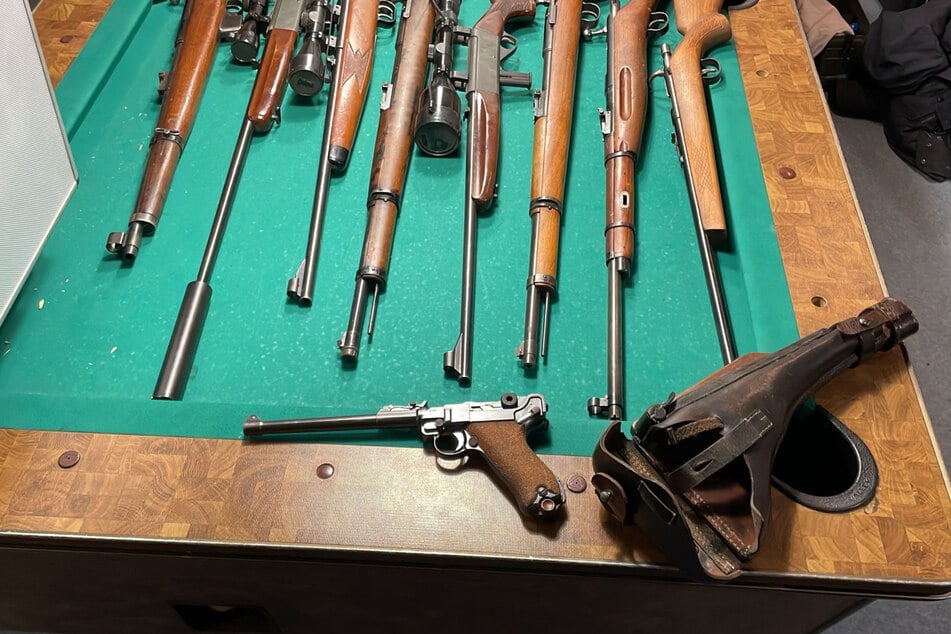 Die Polizei entdeckte einen weiteren geheimen Raum voller Waffen.