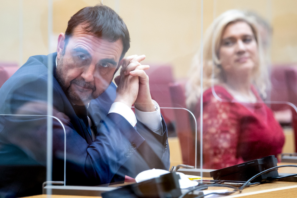 Machtwechsel: Melanie Huml (45, CSU, r.) übergibt ihren bisherigen Posten an Klaus Holetschek.