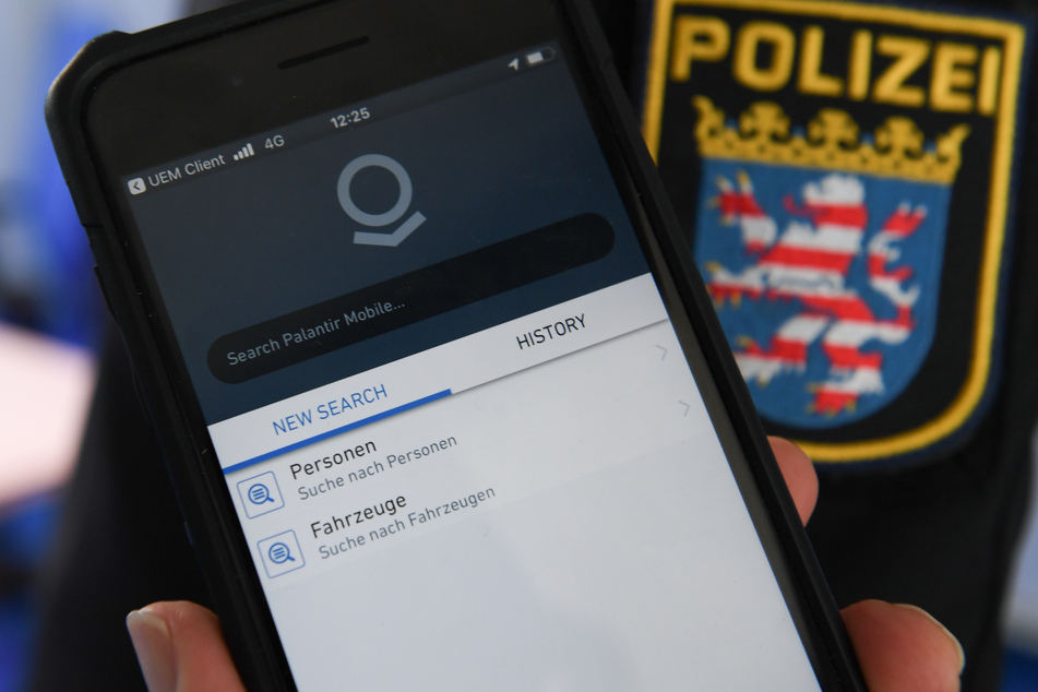 Die Polizei zeigt auf dem Gelände der Polizeiakademie Hessen eine IT-Anwendung "hessenDATA mobile" für das Smartphone.
