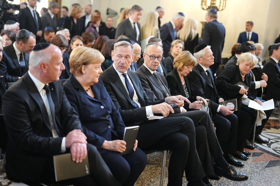 Zu den Gästen zählten Berlins Regierender Bürgermeister Kai Wegner (52, CDU, v. l. n. r.), Ex-Kanzlerin Angela Merkel (70, CDU), Springer-Chef Mathias Döpfner (62), Bundeskanzler Friedrich Merz (69, CDU) und der ehemalige Bundespräsident Joachim Gauck (85).