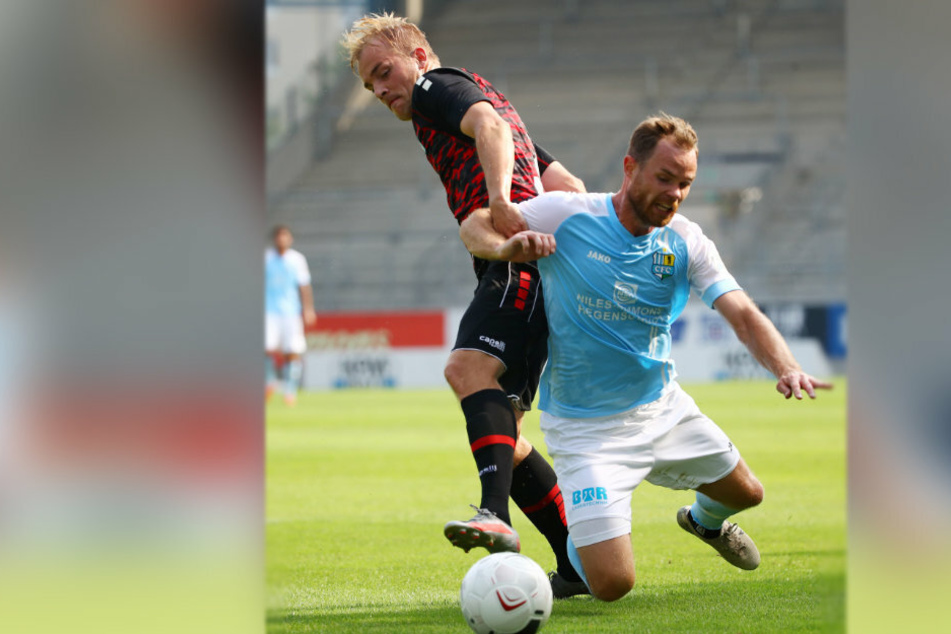 Tobias Müller (r.) erlebte mit seinen Himmelblauen gegen Viktoria Berlin eine harte Landung.