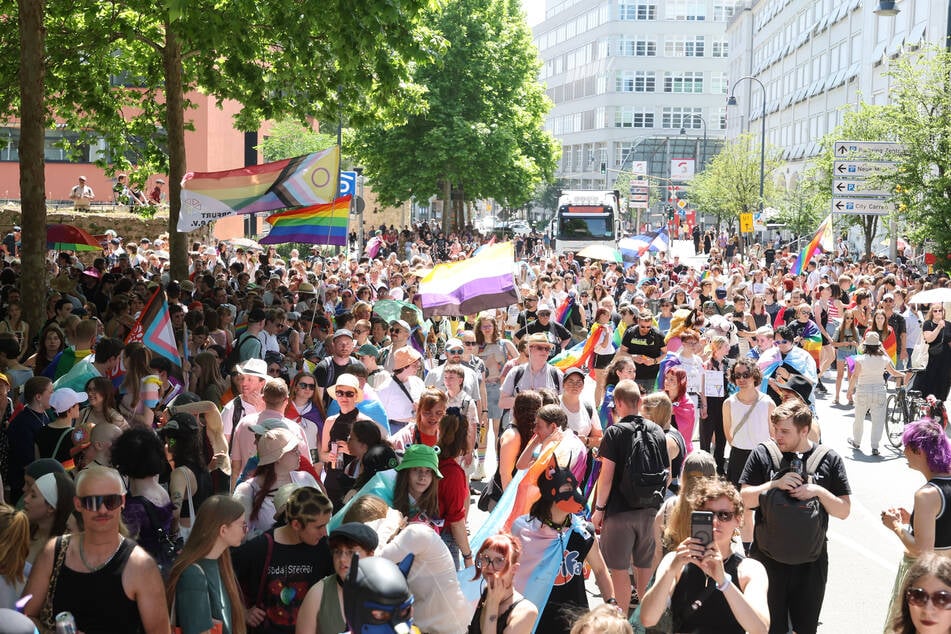 Der ColognePride zieht jährlich Hunderttausende nationale und internationale Gäste nach Köln. (Symbolbild)