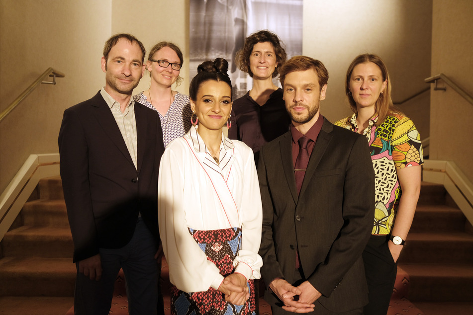 Thomas Král (Produzent departures Film, v.l.n.r.), Gisela Wehrl (Drehbuch-Autorin), Kenda Hmeidan (Naadirah), Meike Götz (MDR-Redakteurin), Christoph Humnig (Daniel) und Josephine Frydetzki (Regisseurin und Drehbuch-Autorin) arbeiten gemeinsam am Film "Prinzessin".