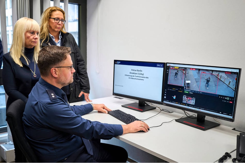 Innensenatorin Iris Spranger (65, SPD. l.) hat am Mittwoch im Beisein von Polizeipräsidentin Barbara Slowik Meisel (60) die KI-Technik begutachtet.