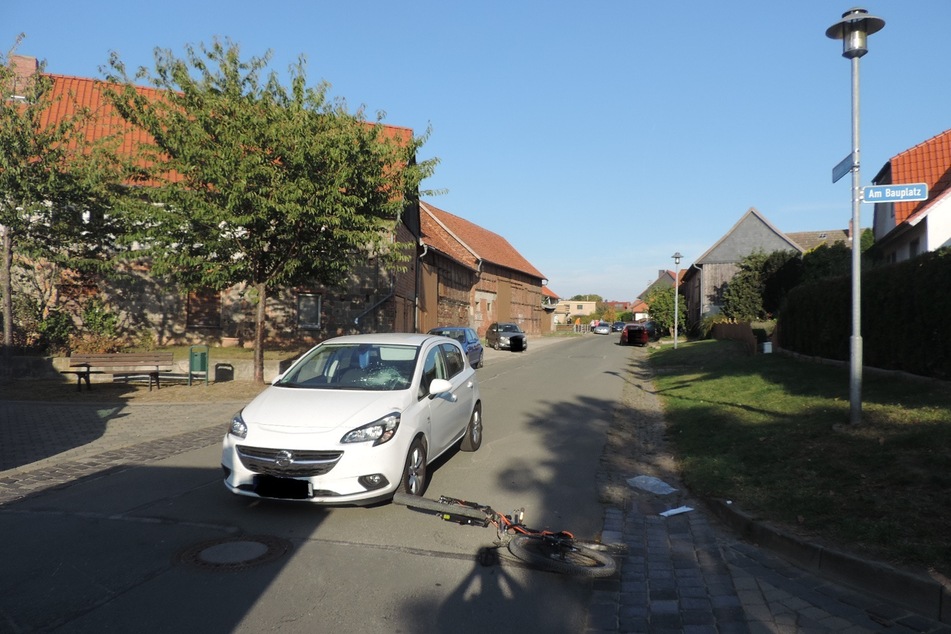 Das Kind wollte mit seinem Fahrrad rechts abbiegen, doch die 53-Jährige fuhr mit ihrem Opel zu weit in der Mitte.