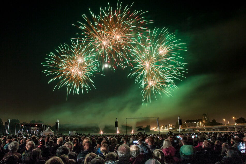 Ein Gemälde aus Feuerwerk am Abendhimmel bei den "Pyro Games".