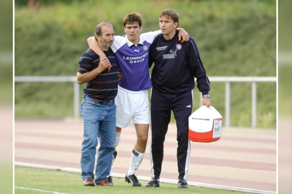 2004 half der Mediziner als Teamarzt des FC Aue gemeinsam mit Masseur Jens Borchert (r.) dem verletzten Jörg Emmerich vom Platz.