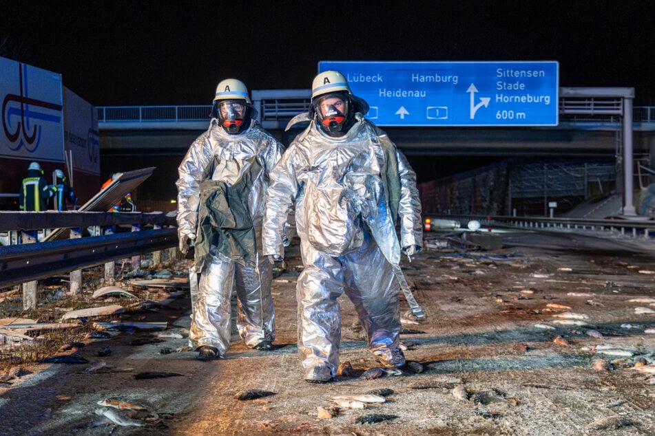 Zwei Feuerwehrleute zogen Hitzeschutzanzüge an und kümmerten sich um die Sauerstofftanks.