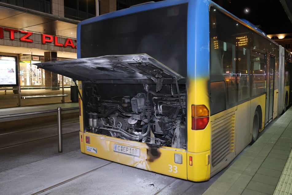Der Bus wurde durch den Brand beschädigt - der Motorraum war völlig verkohlt.