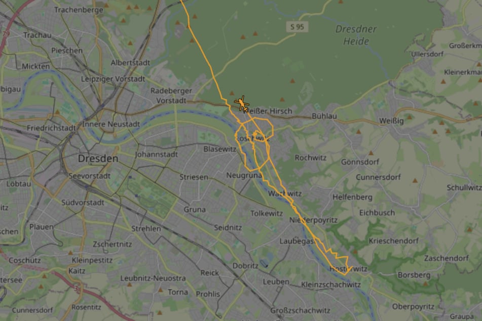 Ein Polizeihubschrauber suchte am Abend zunächst erfolglos den Elbbereich zwischen Blauem Wunder und Hosterwitz ab.