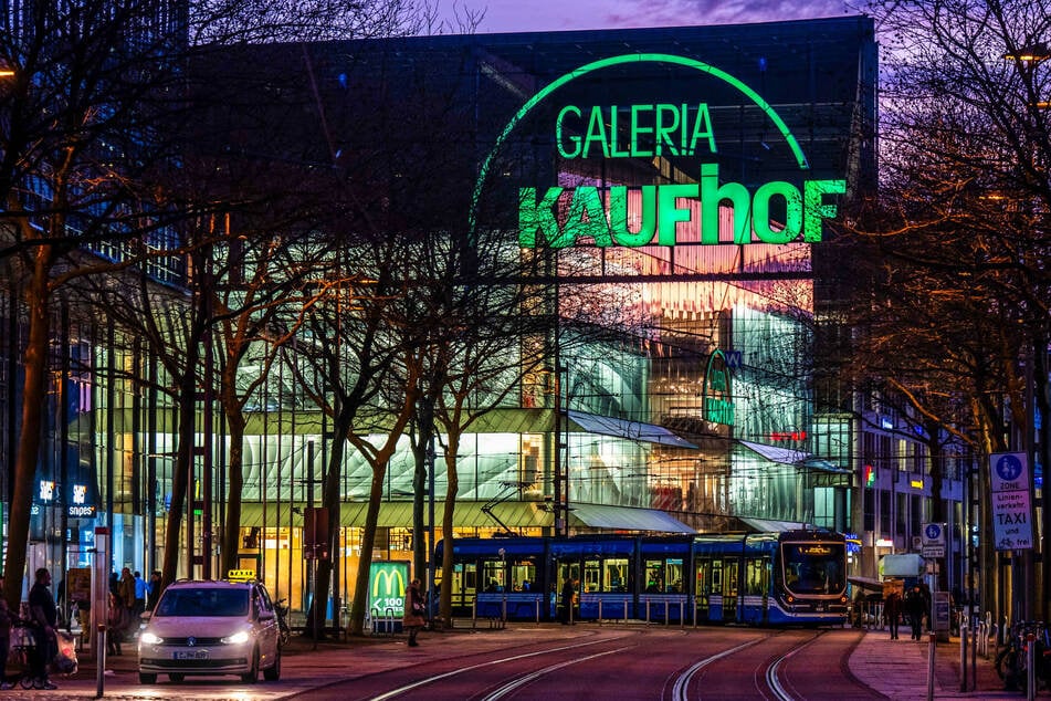 Trotz der Schließung von Galeria Kaufhof prangt die riesige Leuchtreklame noch immer an der Seite des Glasbaus.