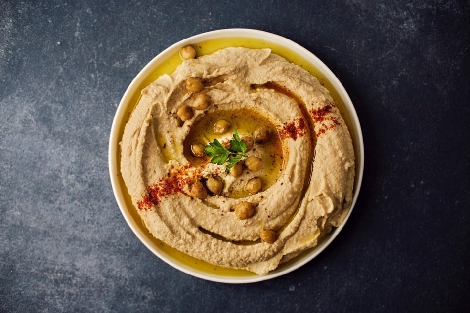 Hummus eignet sich als Brotbelag und als Dip zu Gemüse oder Crackern.