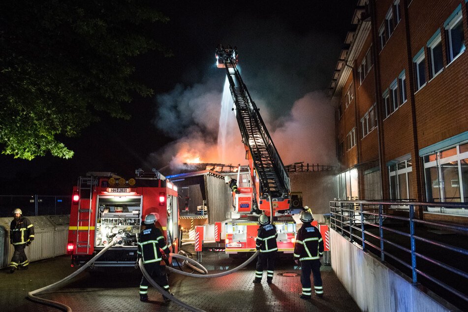 Feuerwehrleute löschen den Brand in dem Geschäft für Tierfutter.