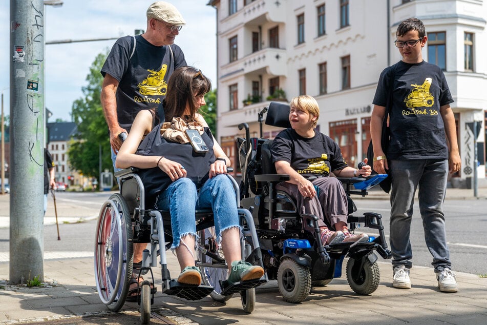 Rollstuhlfahrerin Vicki (r.) gab Lena Tipps, wie man Rollstuhlfahren "einfacher" machen kann.