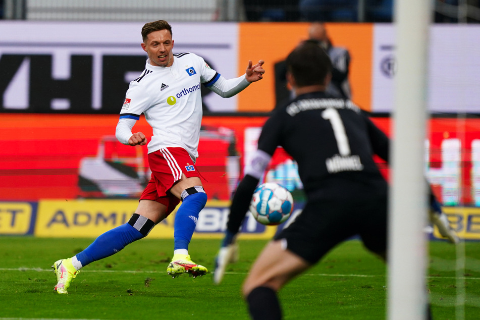 Nach schwachen Leistungen in den vergangenen Wochen drückte Sonny Kittel (l.) dem HSV-Spiel gegen Erzgebirge Aue wieder seinen Stempel auf.
