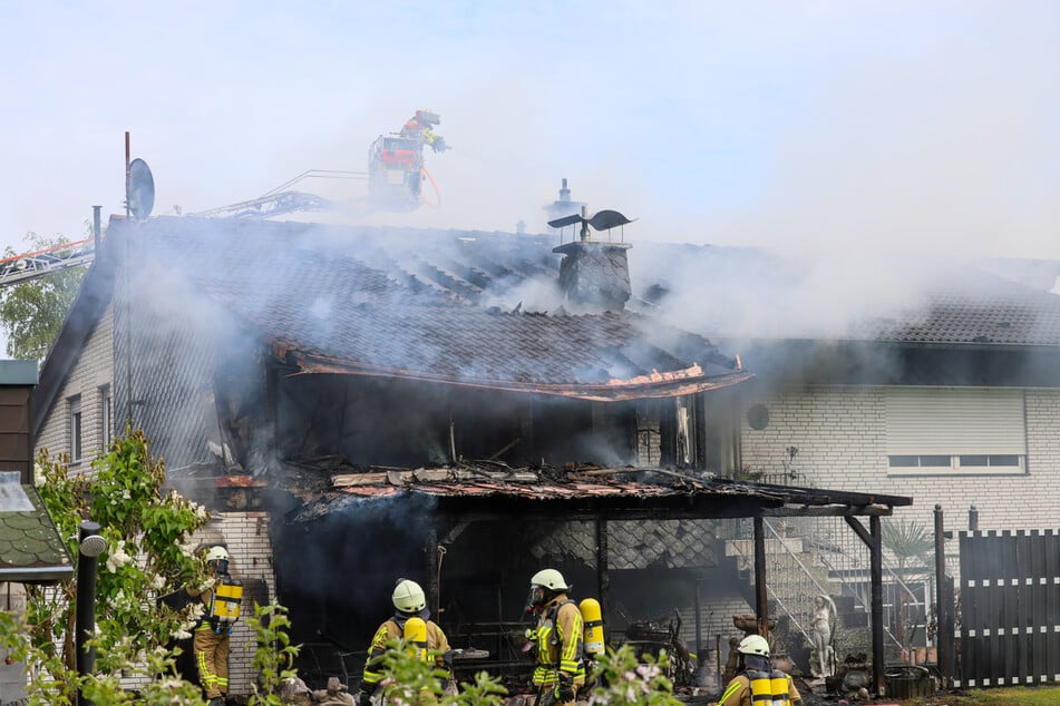In Langenfeld stand ein Haus komplett in Brand. Die Feuerwehr war im Großeinsatz.