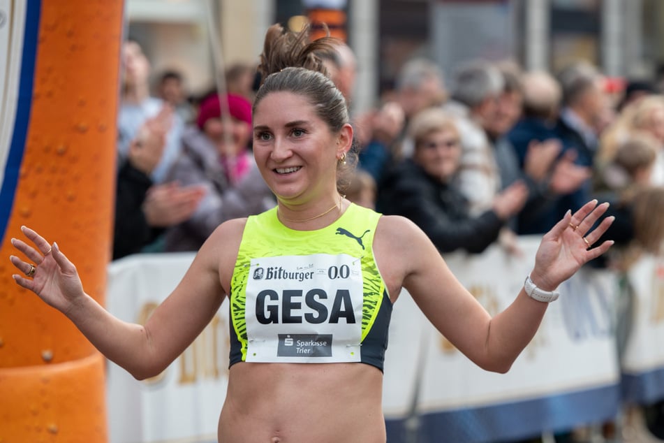 Noch im fünften Monat schwanger absolvierte die renommierte Läuferin Gesa Krause (30) den traditionellen Silvesterlauf in Trier.