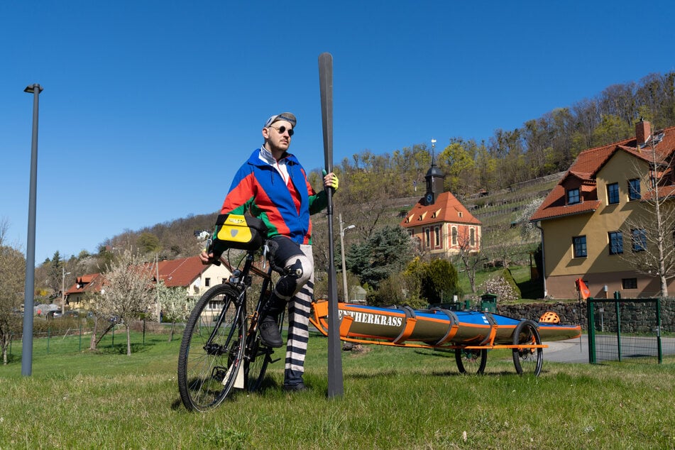 Johannes zieht mit dem Fahrrad ordentlich Gewicht hinter sich her.