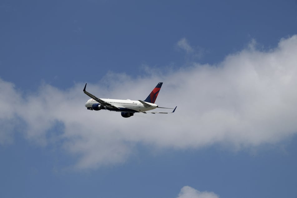 Die Reisende befand sich an Bord einer Maschine von Delta Airlines, als sie den ekelhaften Fund machte.