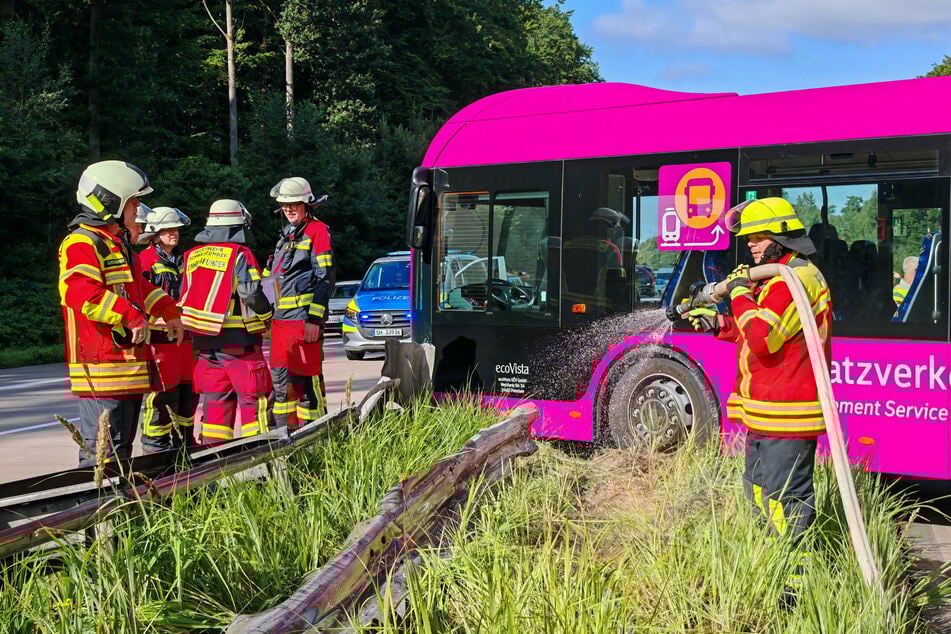 Aus noch unbekannter Ursache hat der Bus am Samstagmorgen die Mittelplanke durchbrochen.