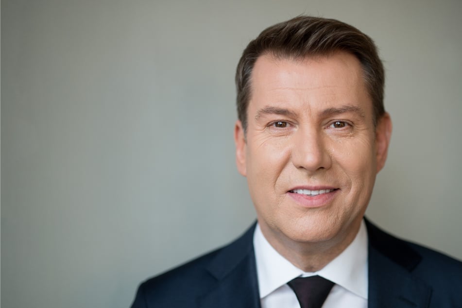 Jens Riewa (62) präsentiert ein Vorhaben des NDR-Fernsehens auf Instagram. (Archivbild)