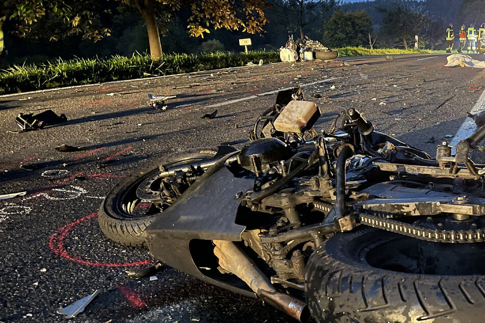 Nach heftigem Frontalcrash: Zwei junge Motorradfahrer kommen ums Leben