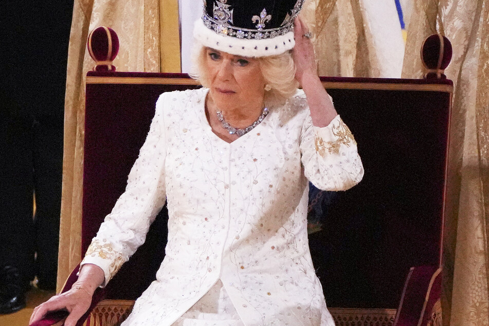 Für Königin Camilla (75) gab es keine Knickse und Verbeugungen bei der Krönung - zumindest nicht von Prinzessin Kate und ihren wenigen anwesenden Familienmitgliedern.