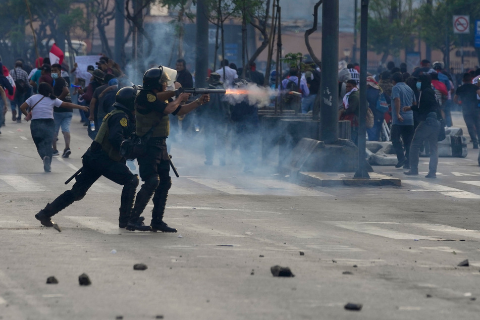 Polizisten feuern Tränengasgranaten in die Menge. Zuvor hat die Regierung den Ausnahmezustand über das ganze Land verhängt