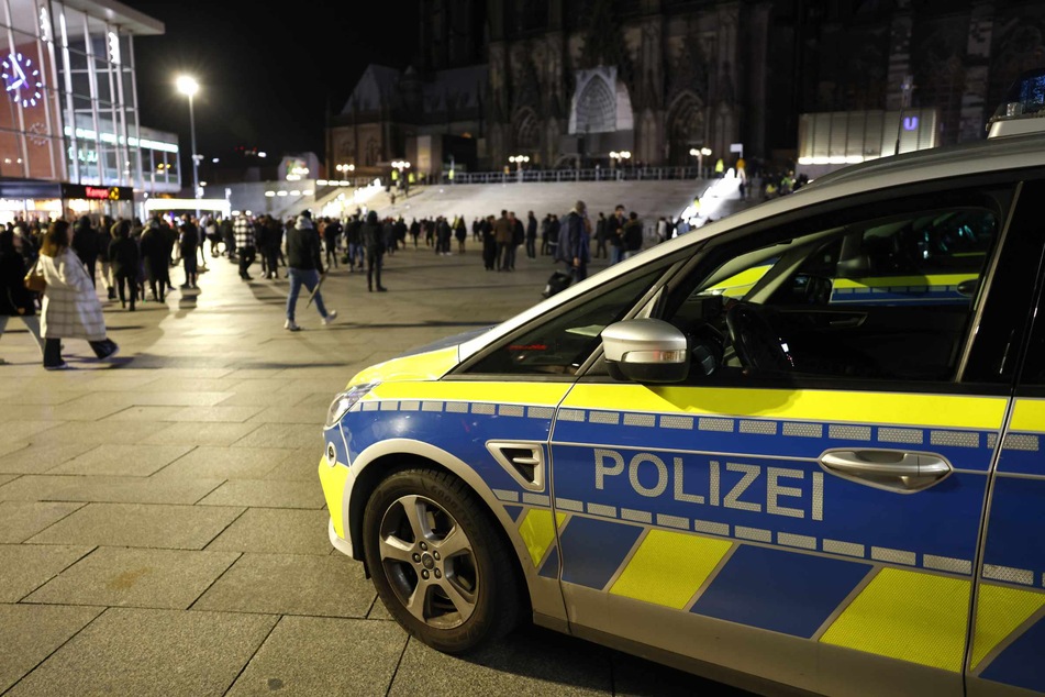 Immerhin hatte die Stadt Köln zum letzten Jahreswechsel rund um den Kölner Dom eine Feuerwerks-Verbotszone eingerichtet. Einsatzkräfte der Bundespolizei zeigen außerdem verstärkt Präsenz vor dem Kölner Hauptbahnhof.