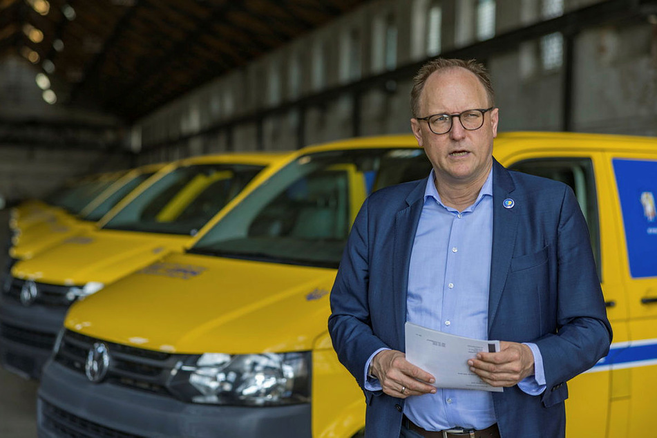 Leipzigs Verwaltungsbürgermeister Ulrich Hörning übergab am Donnerstag die Transporter.