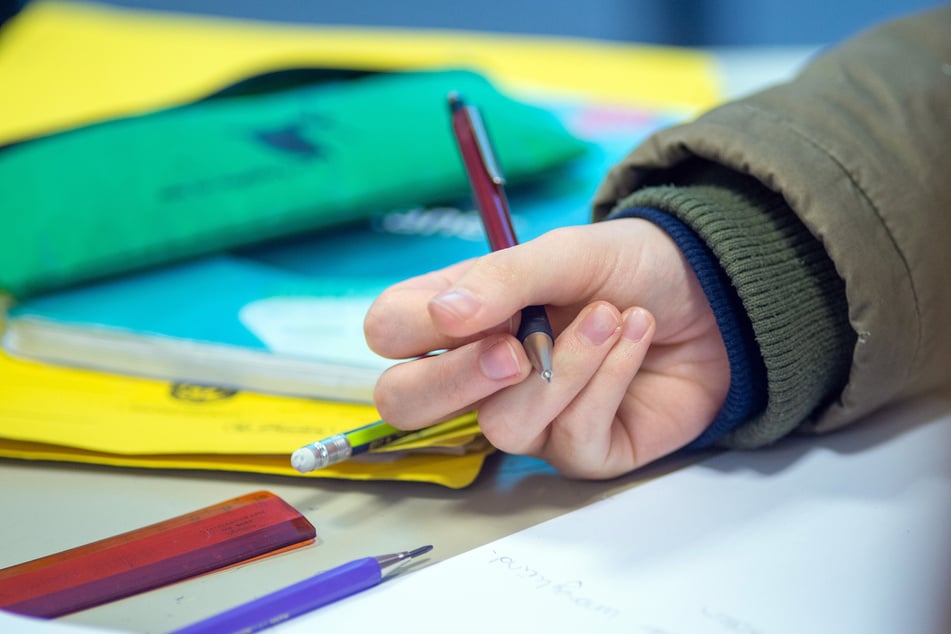Beim Wechsel sei darauf zu achten, ob mit dem Notendurchschnitt des Kindes ein Platz an der gefragten Schule zu bekommen ist. (Symbolbild)
