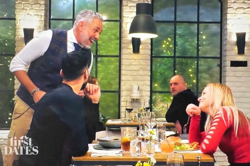 Als Adam (32) offen zugibt, dass ihn seine Date-Partnerin mehr interessiert als das Essen, kann Roland (54) sich das Lachen nicht verkneifen.
