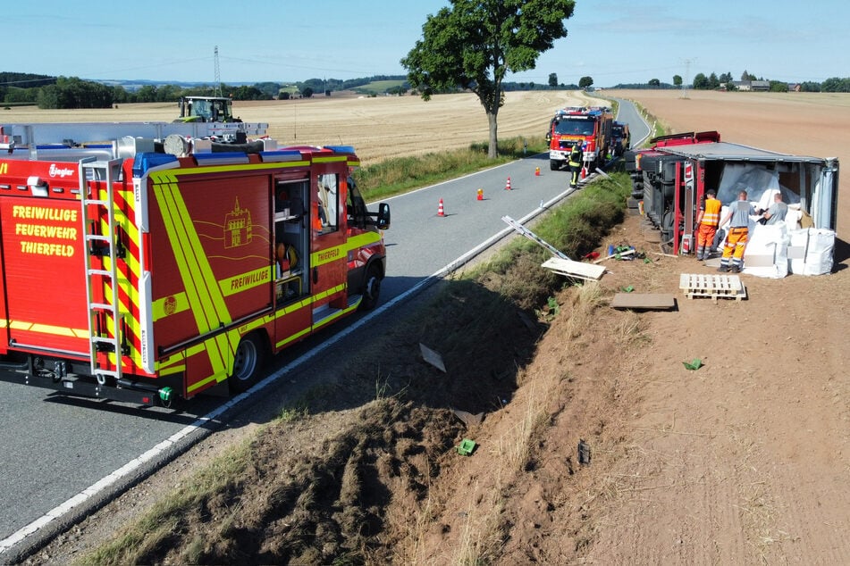 Ein Lkw kippte am Montagmorgen auf der S255 bei Hartenstein (Landkreis Zwickau) um. Die Straße wurde komplett gesperrt.