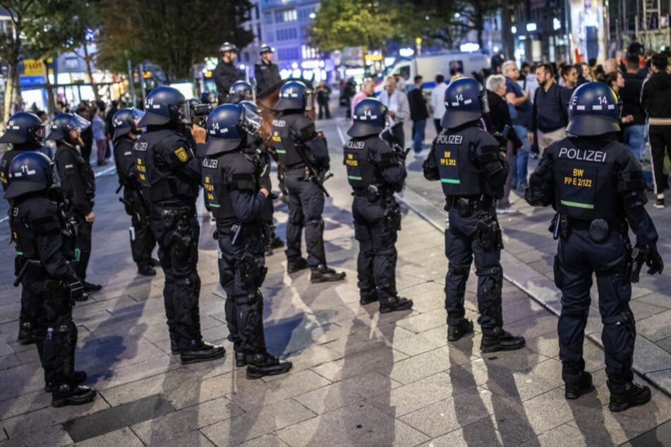 Polizisten sind bei einer pro-palästinensischen Kundgebung in Stuttgart im Einsatz. (Archivbild)